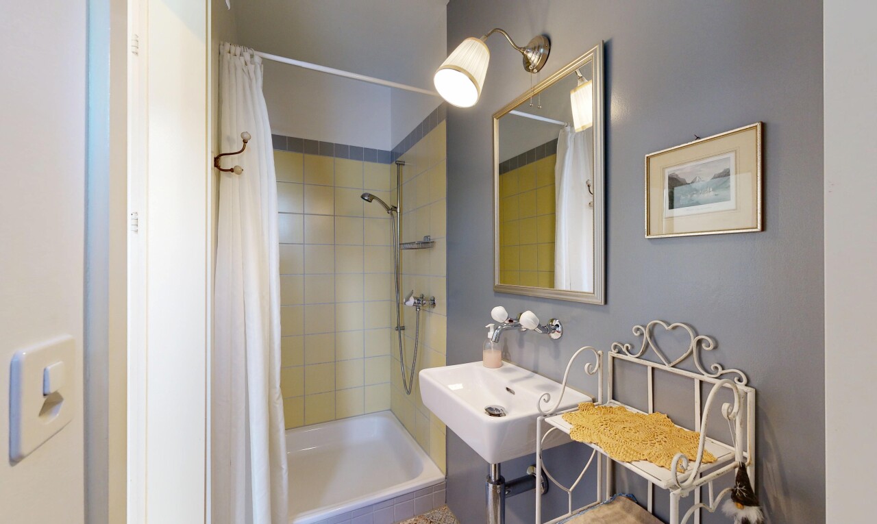 bad mit spiegel, komplettes badezimmer, drywall, gipskartonwand, und waschbecken