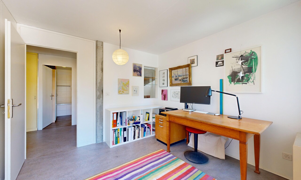 zimmer / schlafzimmer mit gipskartonwand, drywall, inside property, betonboden, und concrete floor