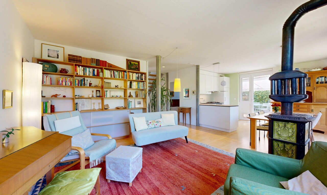 wohnzimmer mit inside property, drywall, gipskartonwand, wood finish floor, und holzfußboden