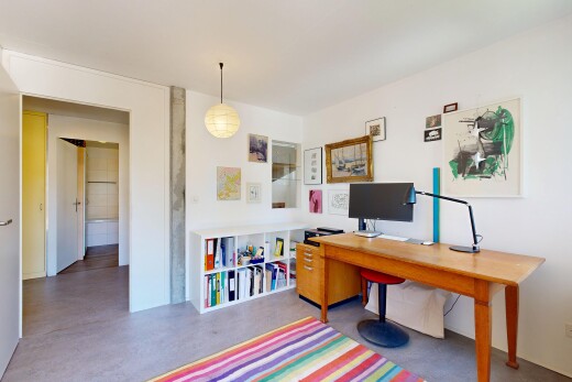 zimmer / schlafzimmer mit gipskartonwand, drywall, inside property, betonboden, und concrete floor