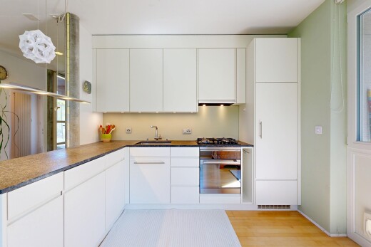 küche mit ofen, natural light, natürliches licht, white cabinets, und weiße schränke