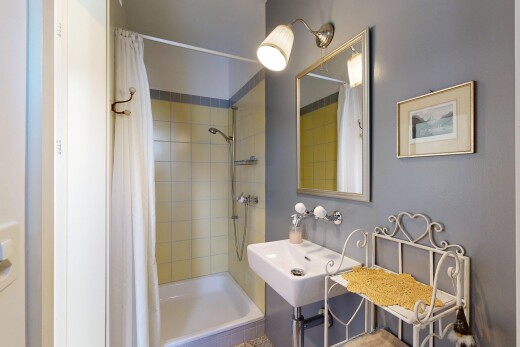 salle de bains avec miroir, salle de bain complète, drywall, cloison sèche, et évier