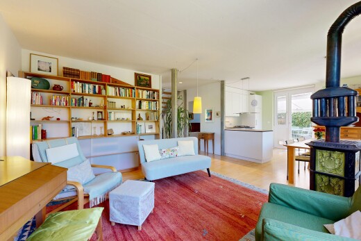 salon avec inside property, drywall, cloison sèche, wood finish floor, et sol en finition bois