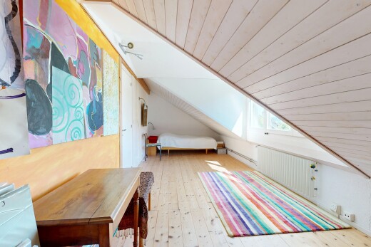 chambre avec wood ceiling, plafond en bois, vaulted ceiling, plafond voûté, et radiateur