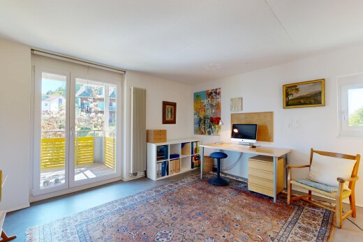 bureau avec drywall, cloison sèche, inside property, natural light, et lumière naturelle
