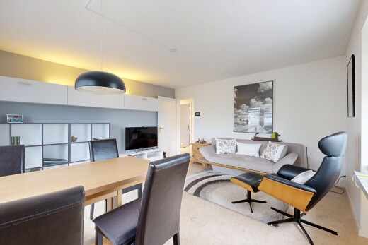 wohn- / esszimmer mit fernseher, drywall, gipskartonwand, und inside property