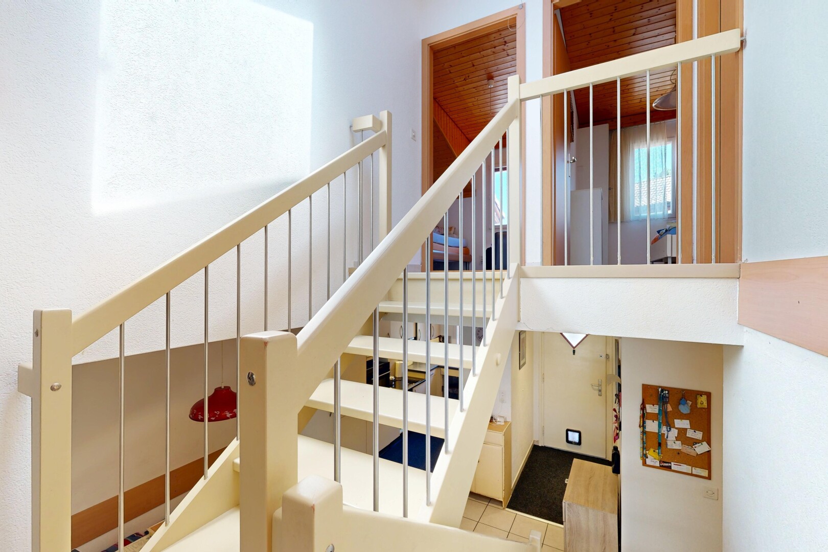 escaliers avec drywall, cloison sèche, escaliers, et inside property