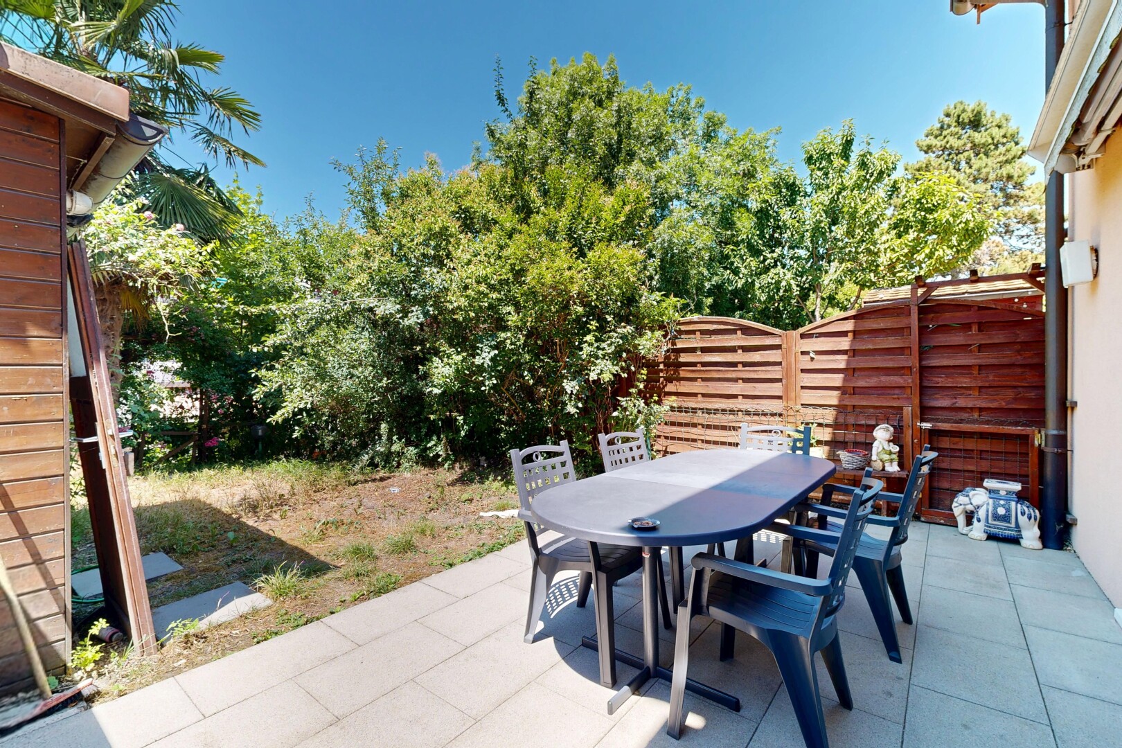 terrasse avec terrasse, clôture, coin repas extérieur, from property, et day time