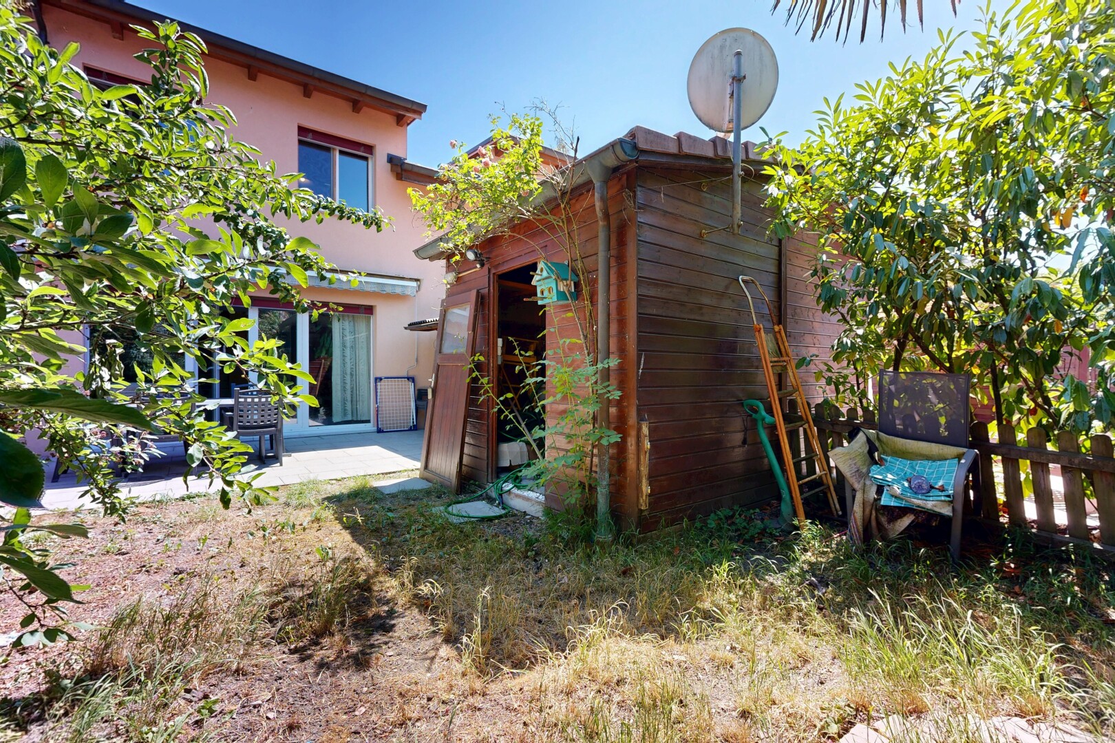 façade avec property visible, day time, et from property