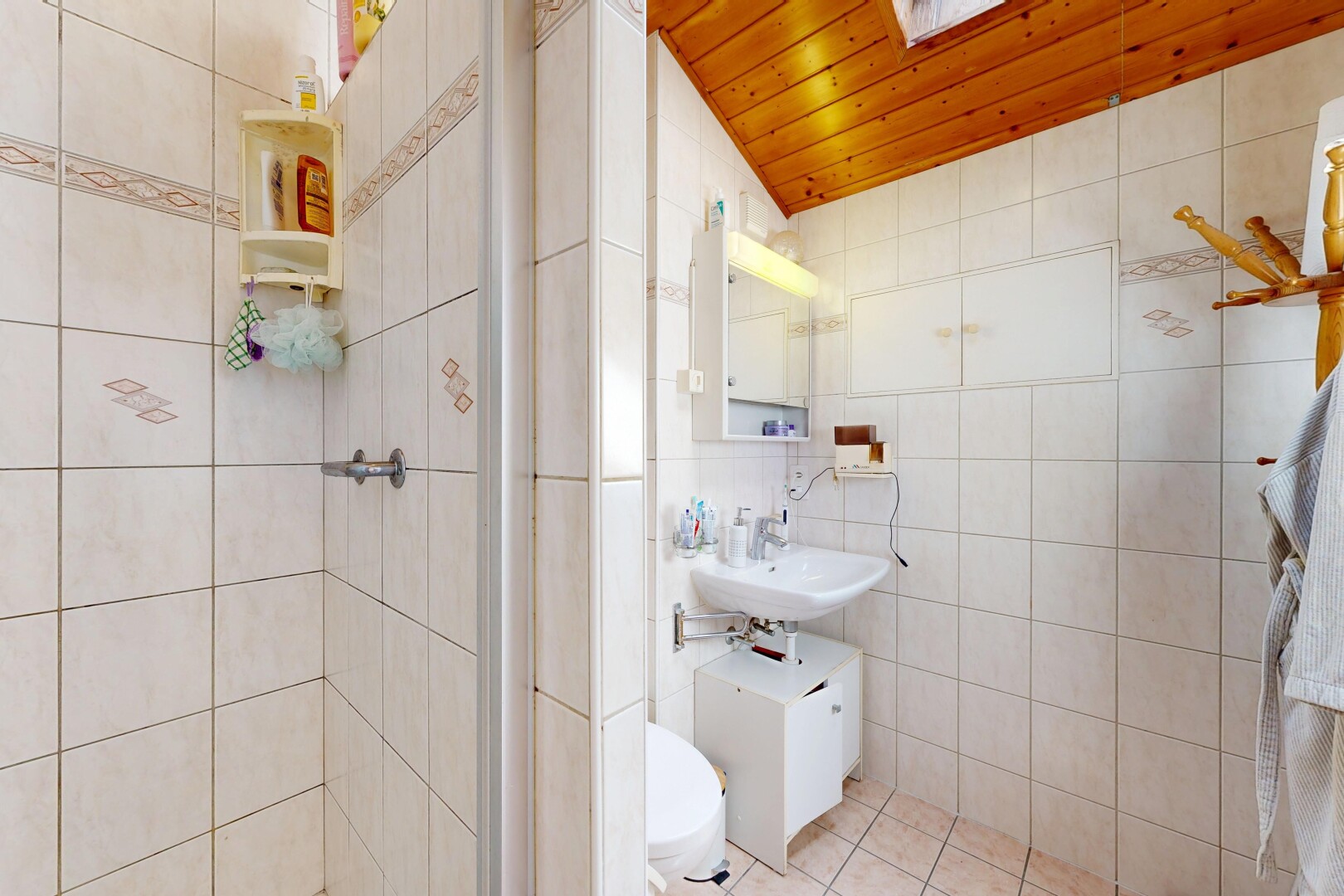salle de bains avec tile wall, mur en carrelage, miroir, salle de bain complète, et toilette