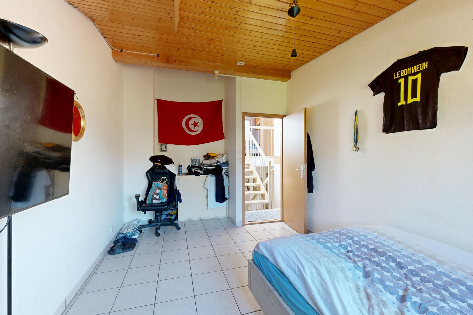 chambre avec plafond en bois, wood ceiling, cloison sèche, drywall, et sol en carrelage