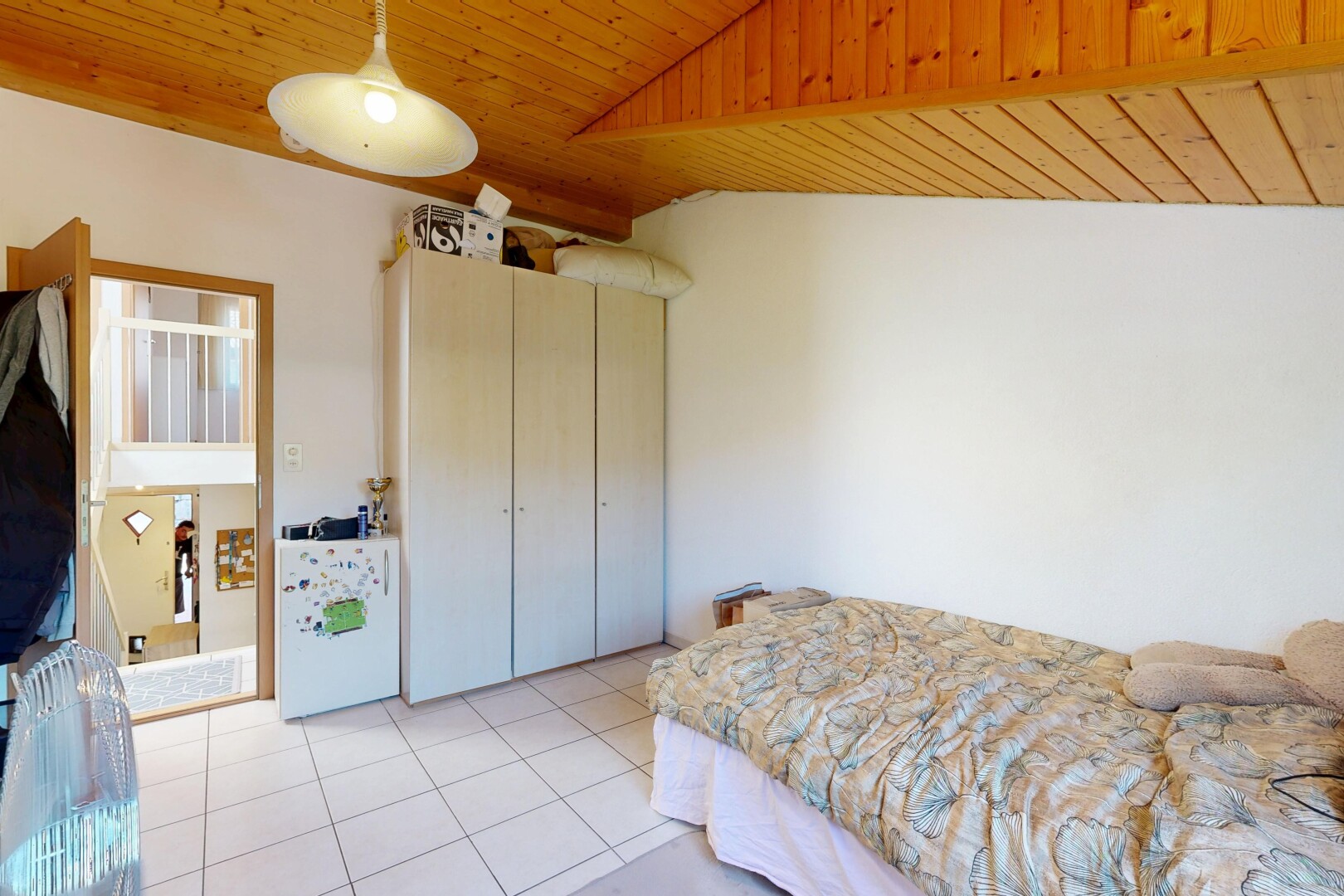 chambre avec éclairage suspendu, plafond en bois, wood ceiling, cloison sèche, et drywall