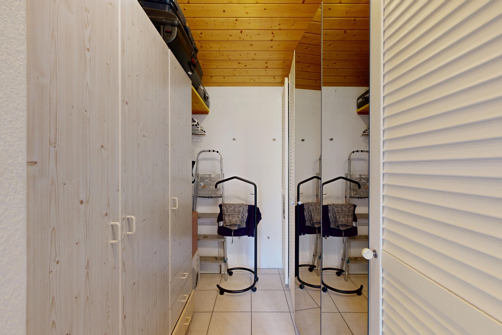 buanderie avec sol en carrelage, tile floor, plafond en bois, wood ceiling, et inside property