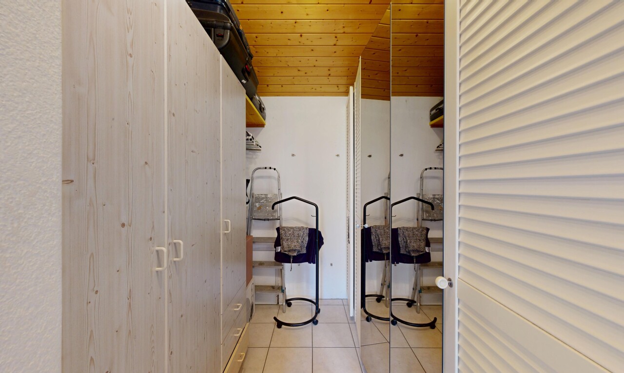 buanderie avec sol en carrelage, tile floor, plafond en bois, wood ceiling, et inside property