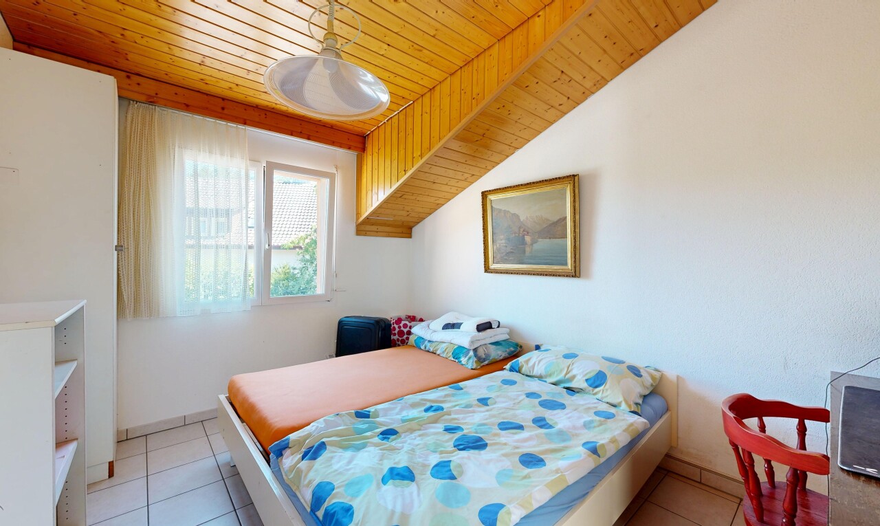 chambre avec tile floor, sol en carrelage, wood ceiling, plafond en bois, et light floor