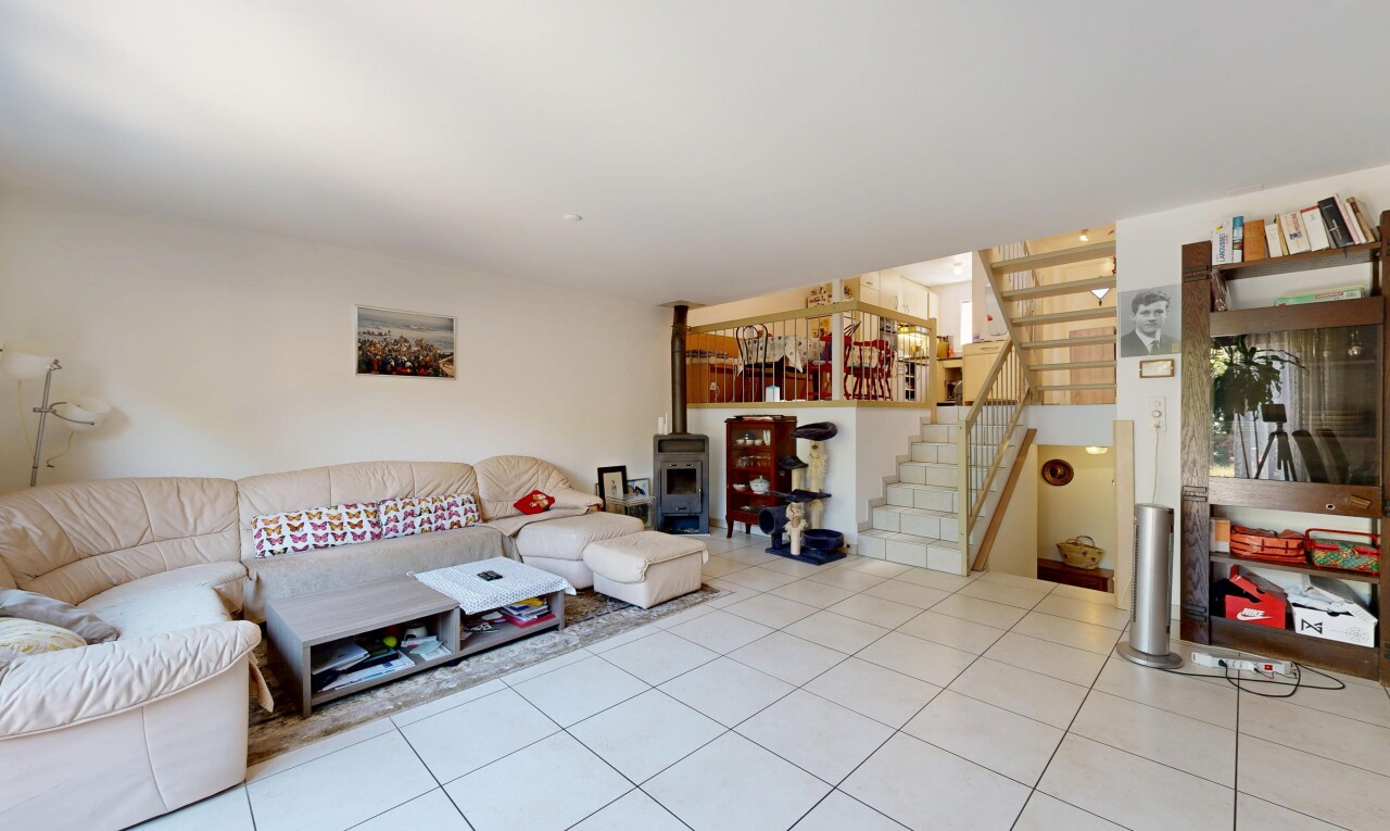 salon avec poêle à bois, escaliers, inside property, other stairs, et drywall