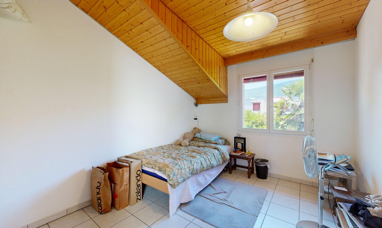 chambre avec plafond en bois, wood ceiling, sol en carrelage, tile floor, et cloison sèche