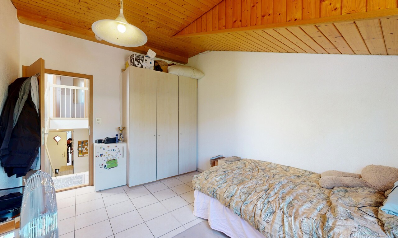 chambre avec éclairage suspendu, plafond en bois, wood ceiling, cloison sèche, et drywall