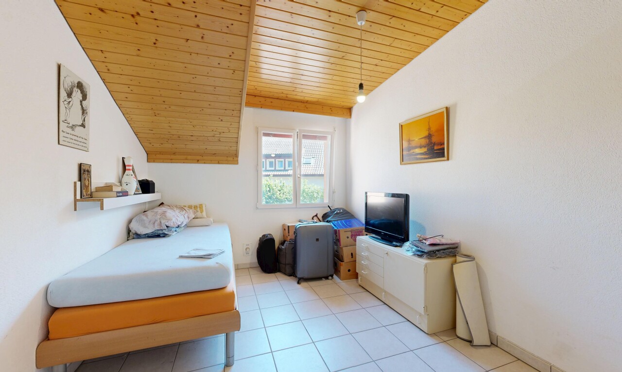 chambre avec wood ceiling, plafond en bois, télévision, éclairage suspendu, et drywall