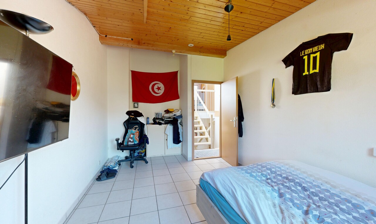 chambre avec plafond en bois, wood ceiling, cloison sèche, drywall, et sol en carrelage