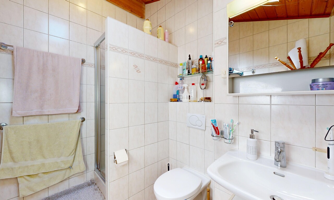 salle de bains avec mur en carrelage, tile wall, salle de bain complète, évier, et douche