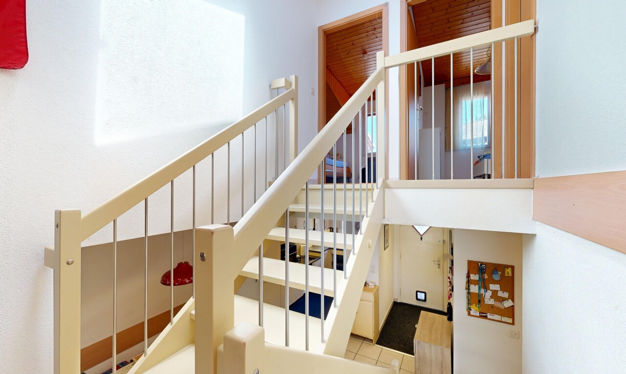 escaliers avec drywall, cloison sèche, escaliers, et inside property