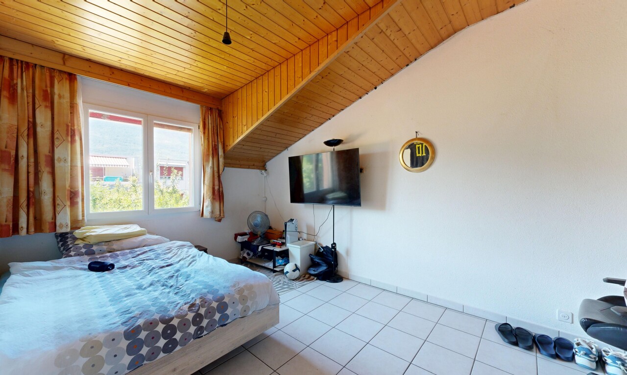 chambre avec télévision, plafond en bois, wood ceiling, cloison sèche, et drywall