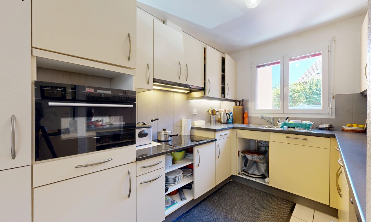 cuisine avec four, dosseret, backsplash, dark countertops, et plans de travail