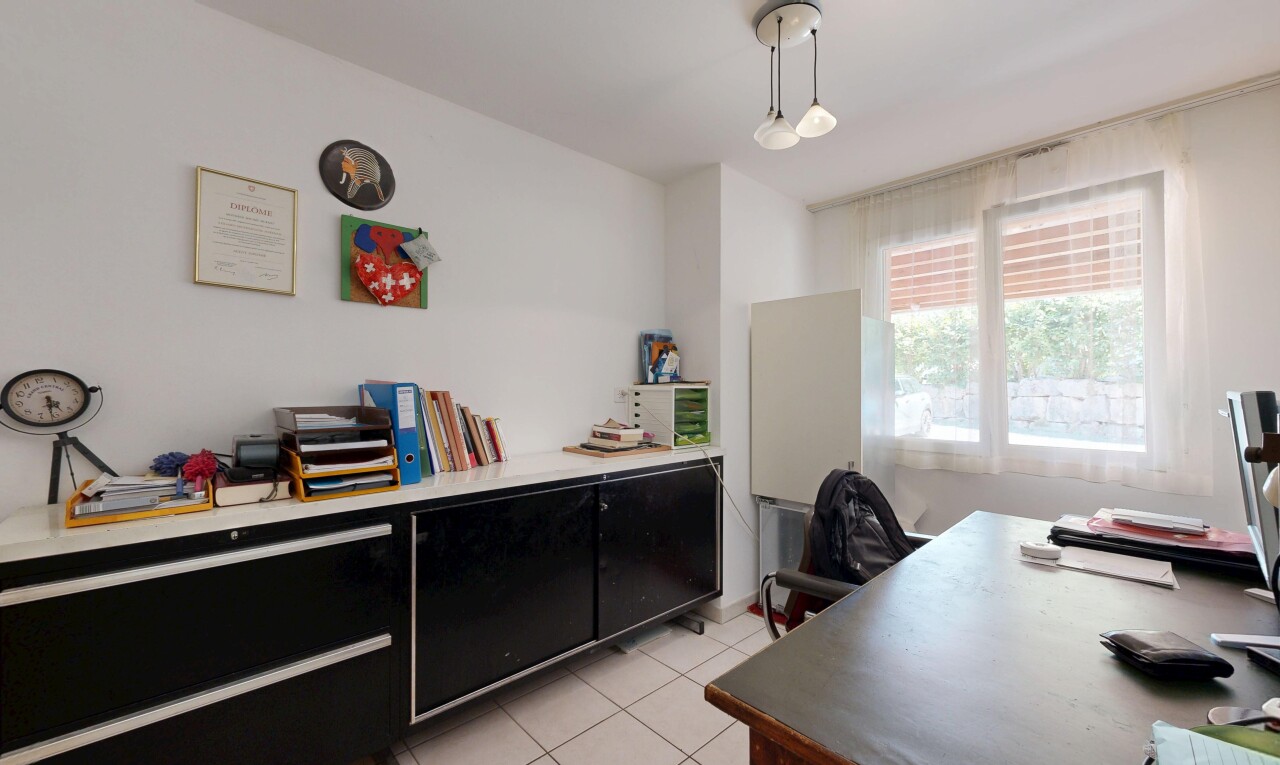 bureau avec drywall, cloison sèche, tile floor, sol en carrelage, et light floor