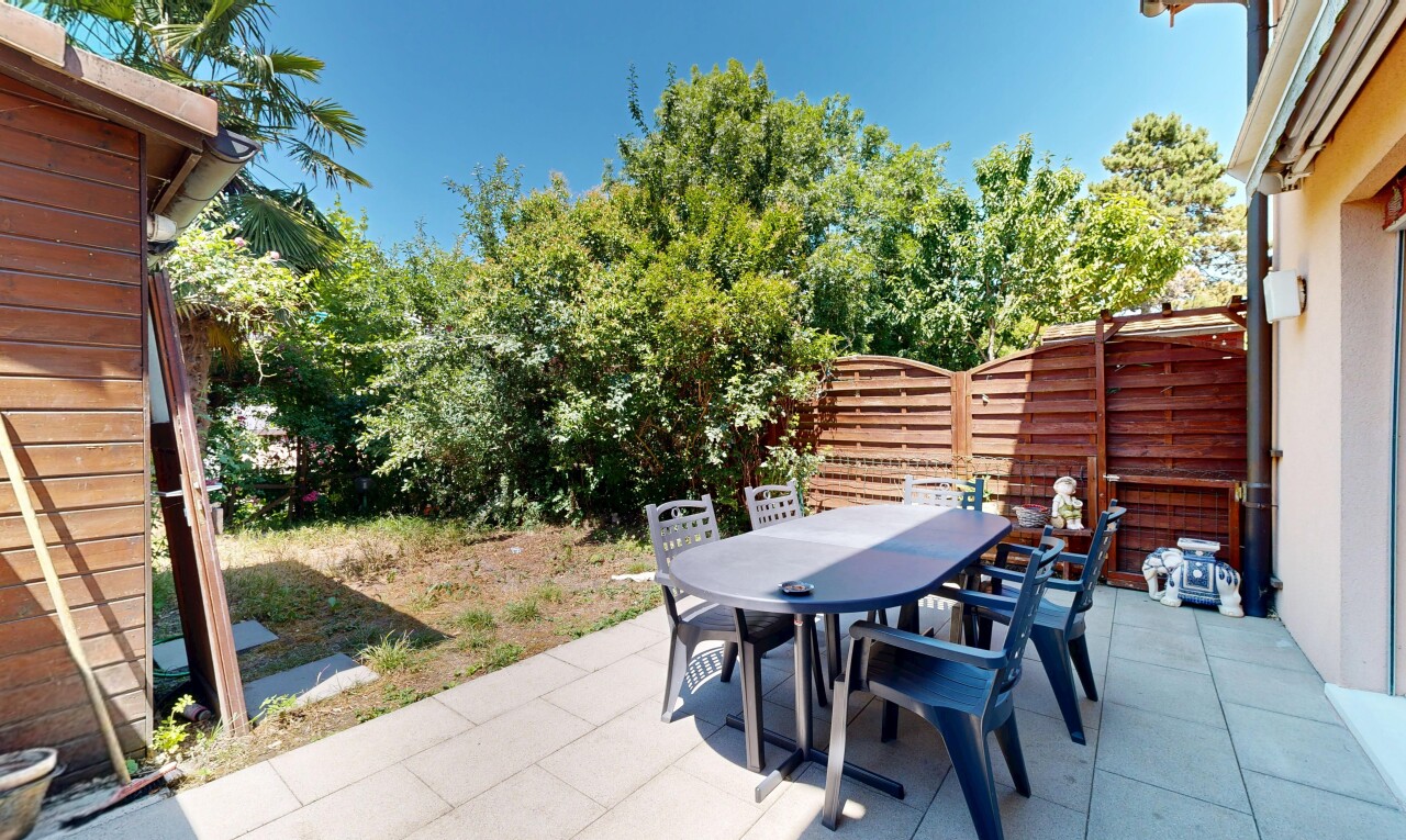 terrasse avec terrasse, clôture, coin repas extérieur, from property, et day time