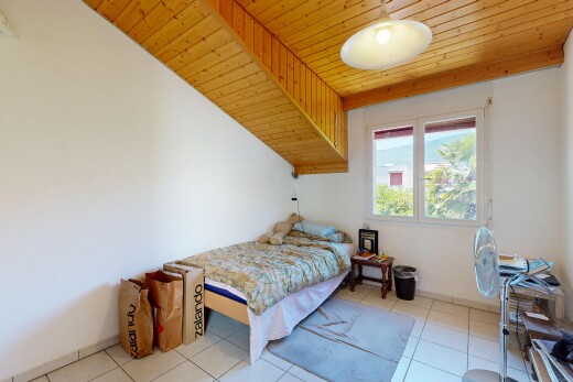 chambre avec plafond en bois, wood ceiling, sol en carrelage, tile floor, et cloison sèche