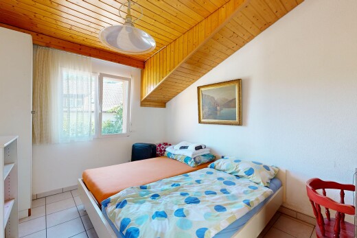 chambre avec tile floor, sol en carrelage, wood ceiling, plafond en bois, et light floor