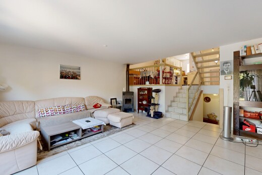salon avec poêle à bois, escaliers, inside property, other stairs, et drywall
