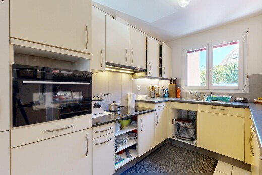 cuisine avec four, dosseret, backsplash, dark countertops, et plans de travail