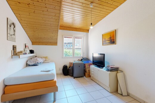 zimmer / schlafzimmer mit wood ceiling, holzdecke, fernseher, pendelleuchte, und drywall