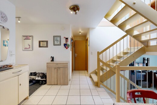 treppe mit treppen, drywall, gipskartonwand, inside property, und tile floor