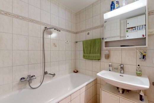 bad mit tile wall, fliesenwand, spiegel, komplettes badezimmer, und waschbecken