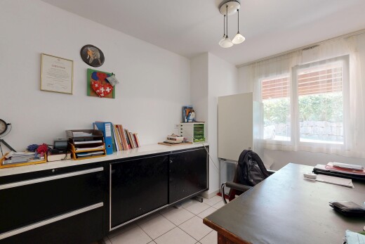 bureau avec drywall, cloison sèche, tile floor, sol en carrelage, et light floor