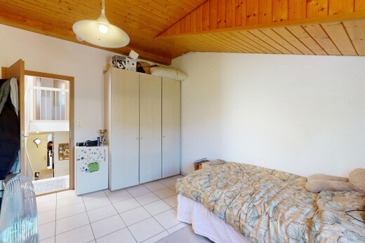 chambre avec éclairage suspendu, plafond en bois, wood ceiling, cloison sèche, et drywall