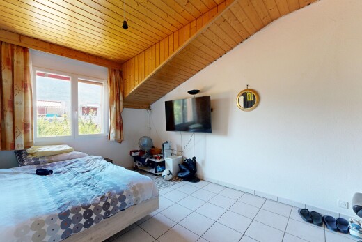 zimmer / schlafzimmer mit fernseher, holzdecke, wood ceiling, gipskartonwand, und drywall