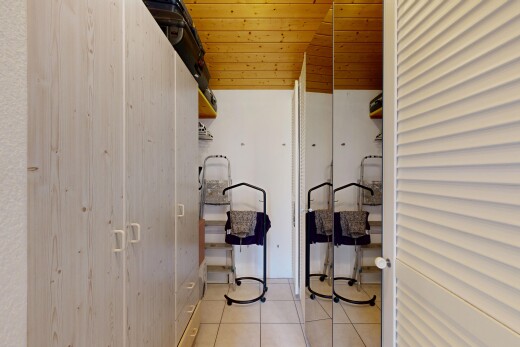 buanderie avec sol en carrelage, tile floor, plafond en bois, wood ceiling, et inside property