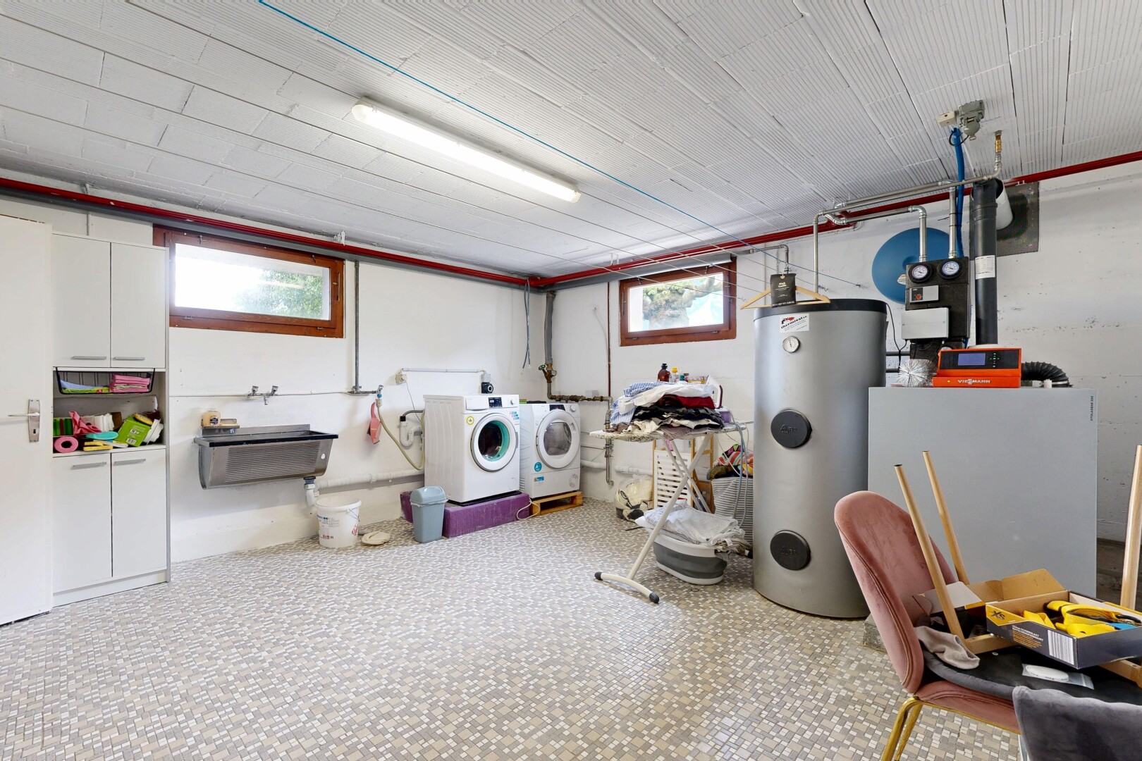 buanderie avec lumière naturelle, natural light, chauffe-eau, inside property, et lave-linge et sèche-linge séparés