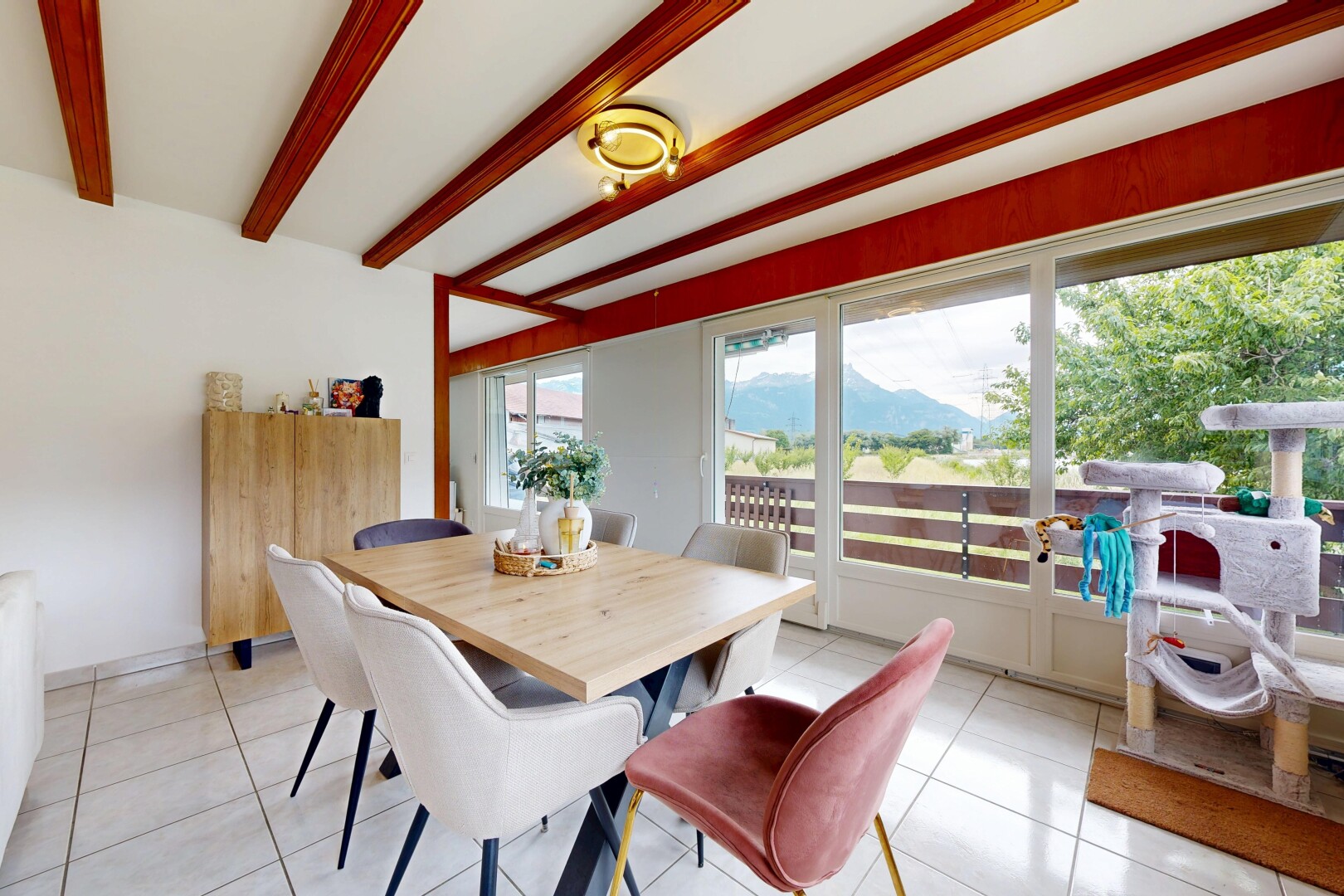 salle à manger avec inside property, lumière naturelle, natural light, sol en carrelage, et tile floor