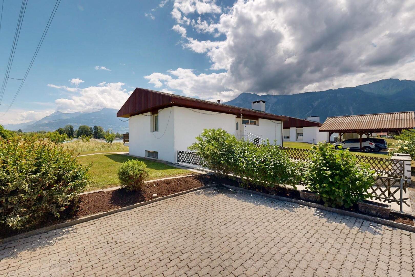 terrasse avec mountain view, vue sur la montagne, day time, pelouse, et property visible