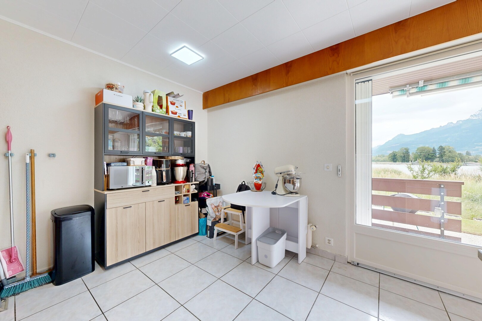 bureau avec cloison sèche, drywall, light floor, inside property, et mountain view