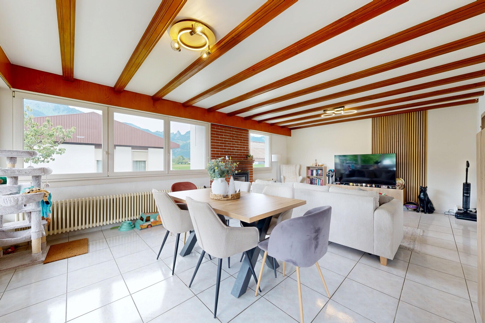 salon / salle à manger avec inside property, radiateur, plafond à poutres, beamed ceiling, et sol en carrelage