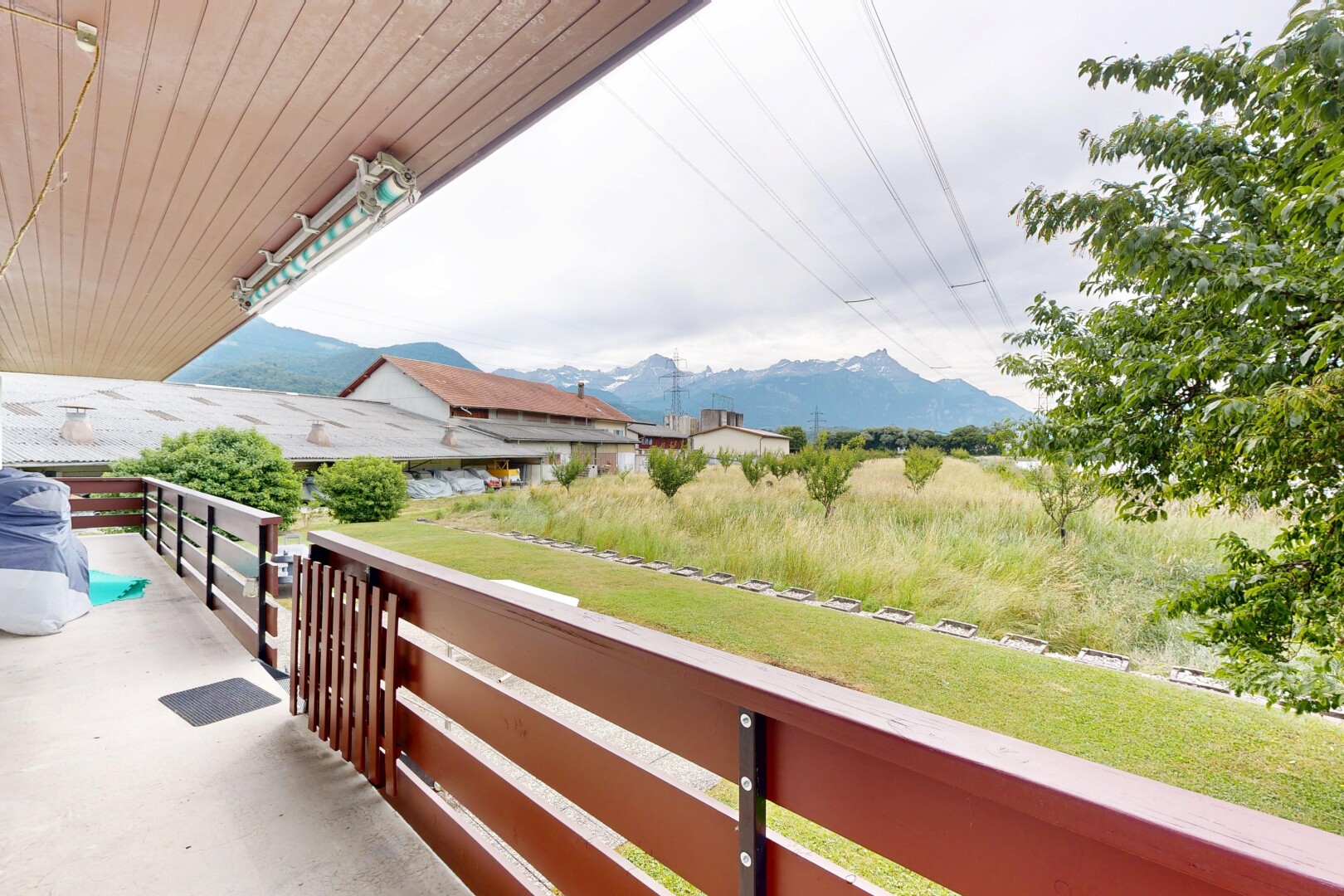 balcon avec mountain view, vue sur la montagne, from property, power lines view, et overcast