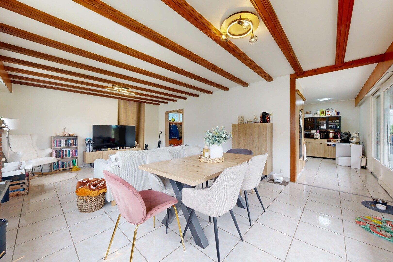 salon / salle à manger avec inside property, sol en carrelage, tile floor, cloison sèche, et drywall