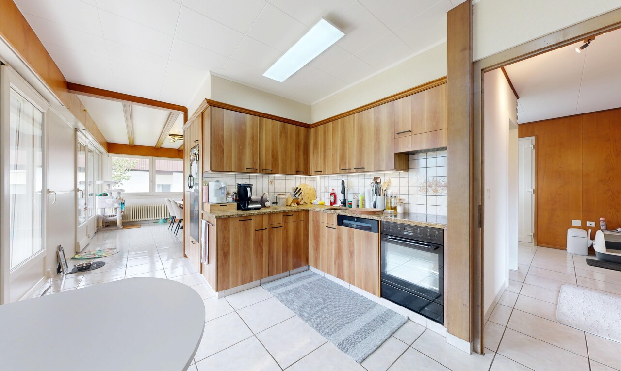 cuisine avec light countertops, light floor, four, inside property, et dosseret