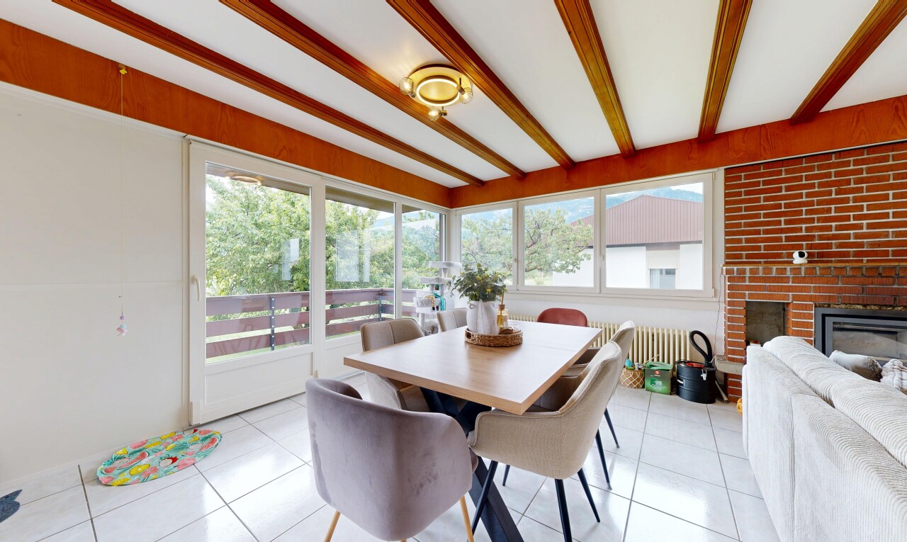 salle à manger avec sol en carrelage, tile floor, inside property, lumière naturelle, et natural light
